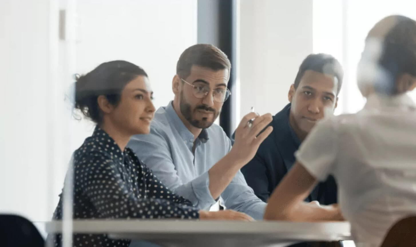 How can HR manage employee experience in 2023